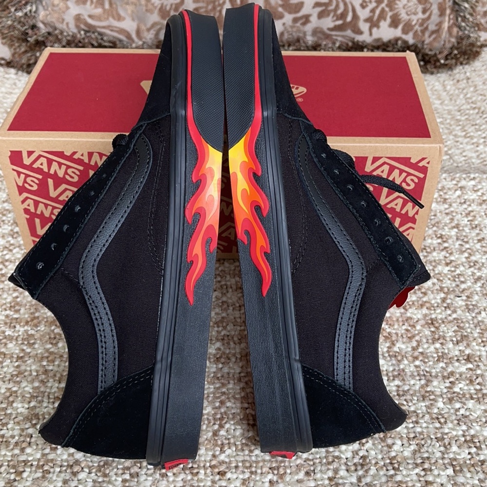 Vans Men’s Old Skool
(Flame Wall) Black/Black
VN0A38G1Q8Q
Sneakers - Picture 2 of 16